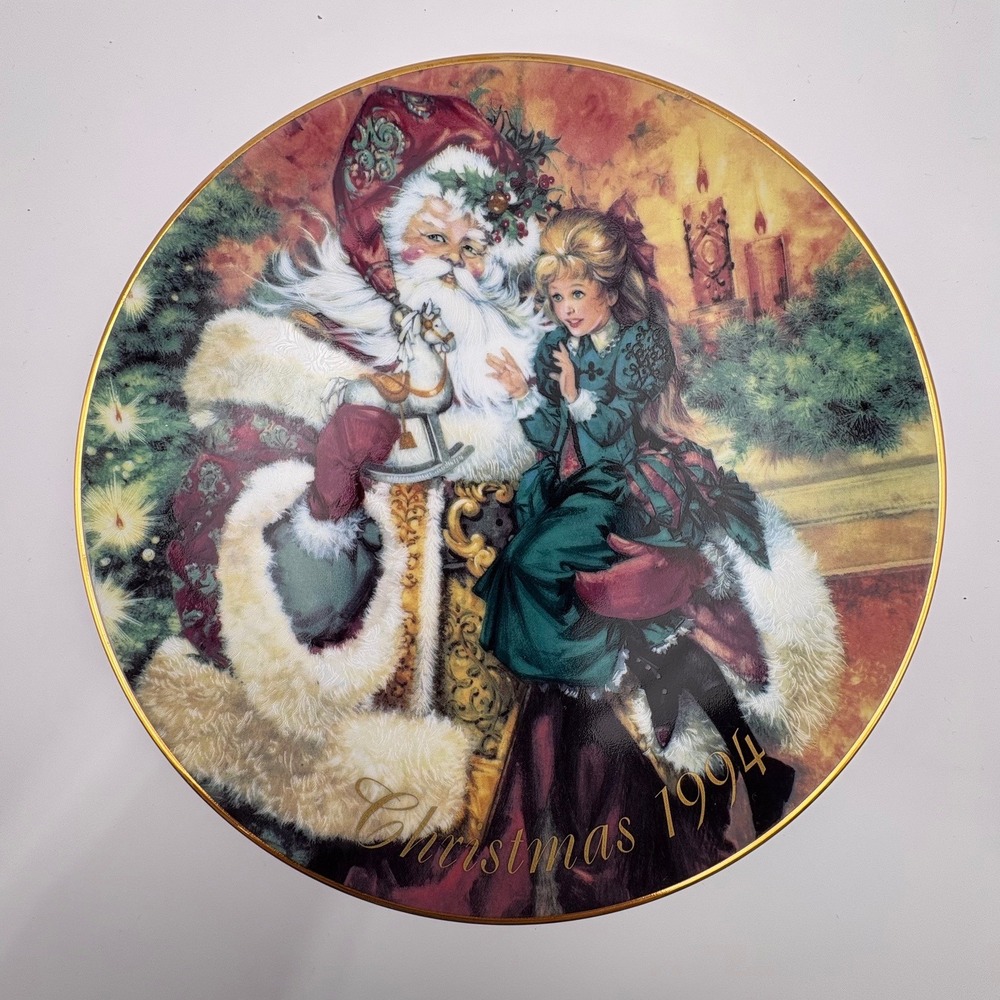 Avon "The Wonder of Christmas" 1994 Decorative Plate Porcelain 22K Gold Trim
